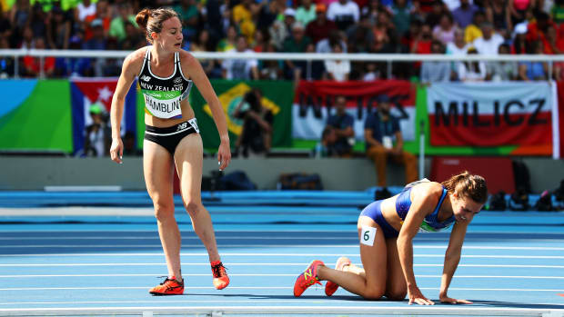rio-2016-abbey-dagostino-nikki-hamblin-fall-help-5000m.jpg